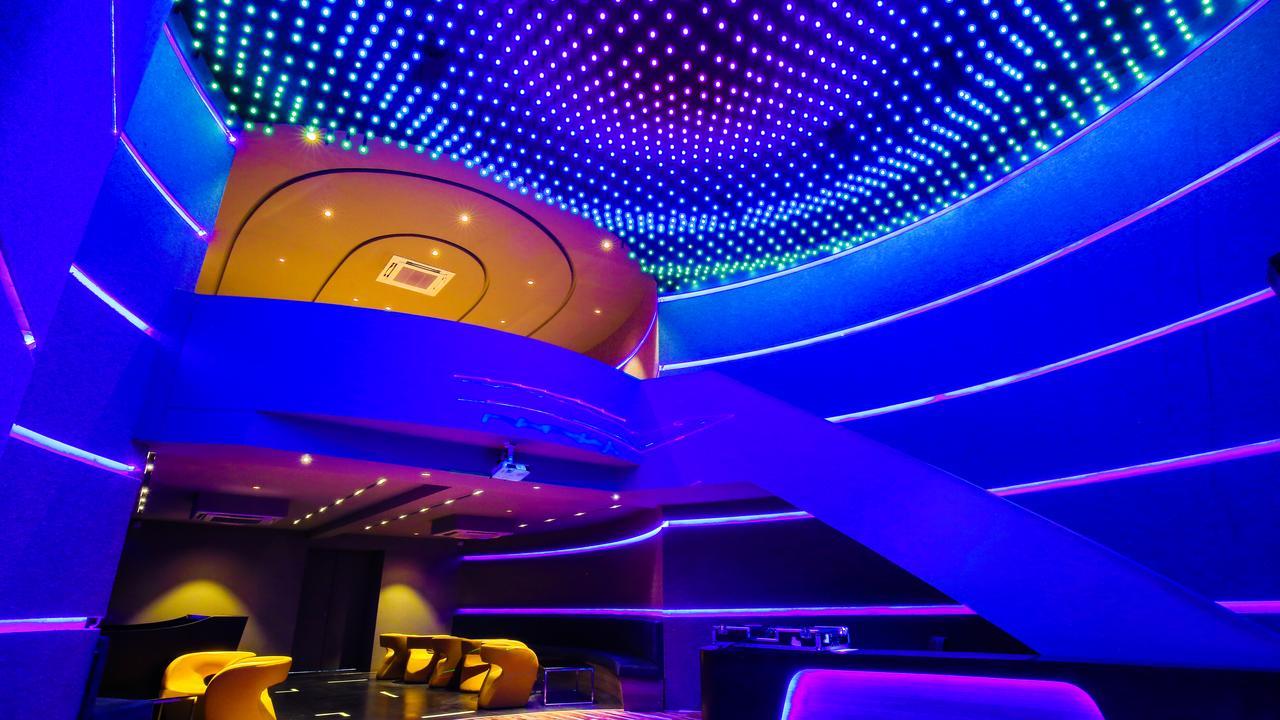 Hotel The Weekend Address Surat Exterior foto