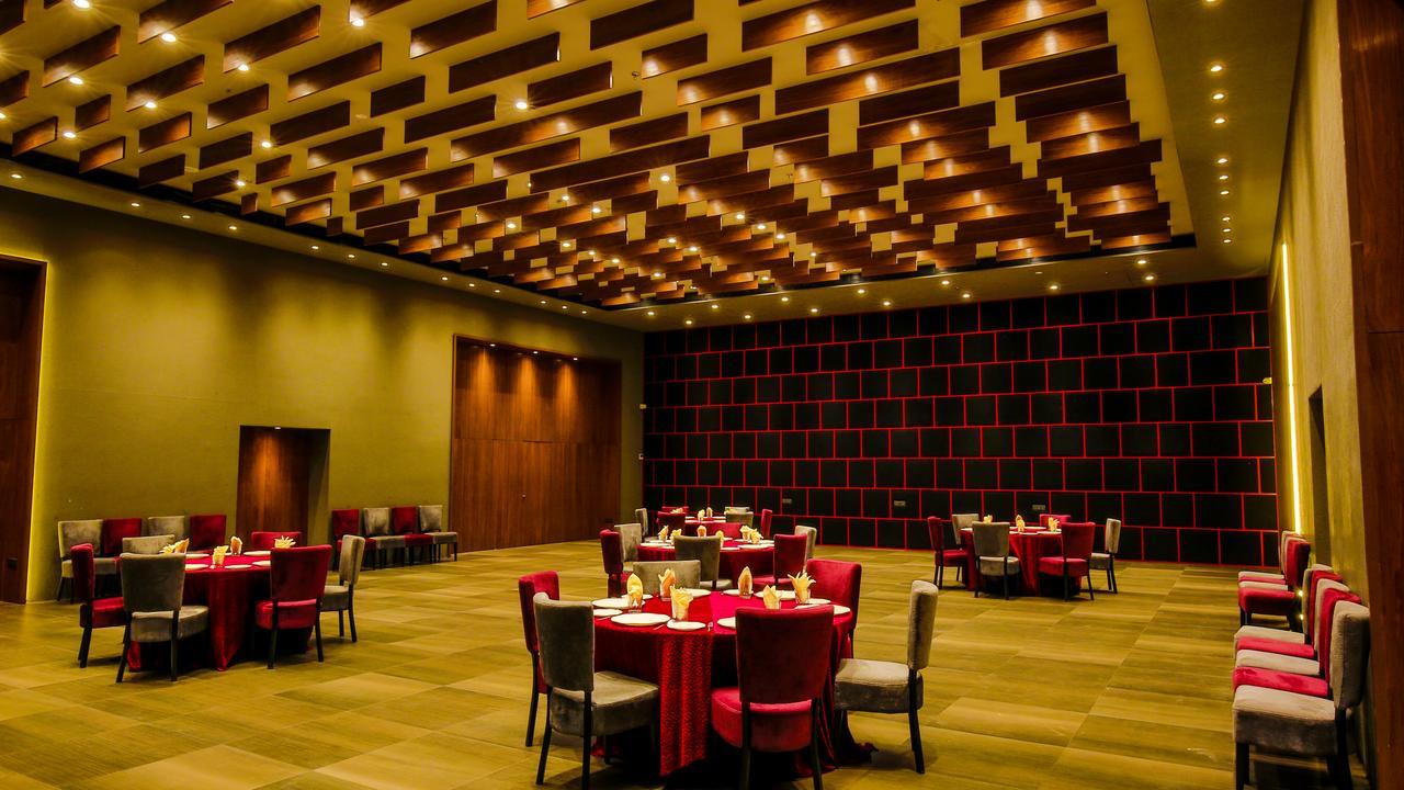Hotel The Weekend Address Surat Exterior foto