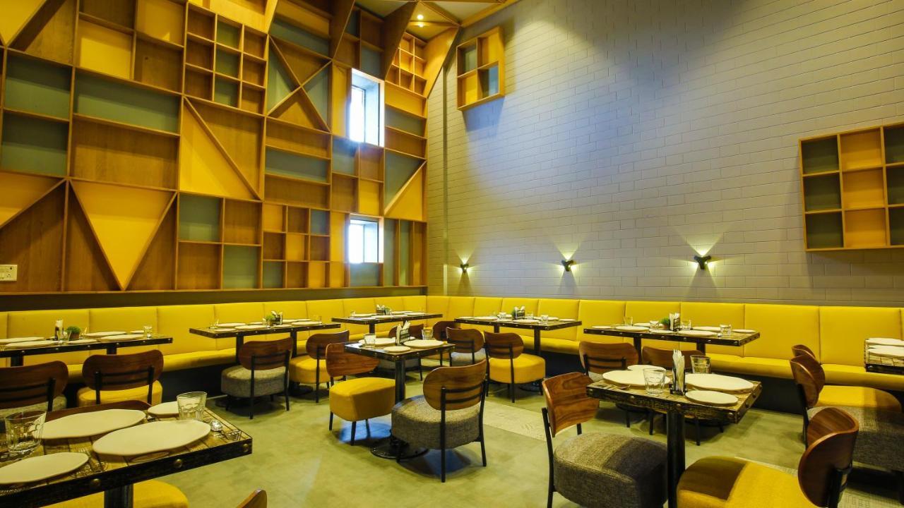 Hotel The Weekend Address Surat Exterior foto