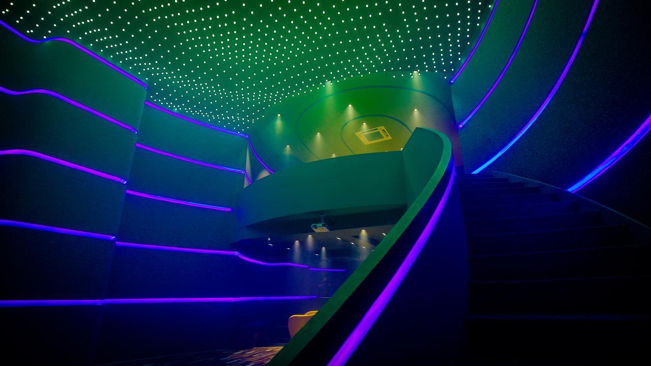 Hotel The Weekend Address Surat Exterior foto