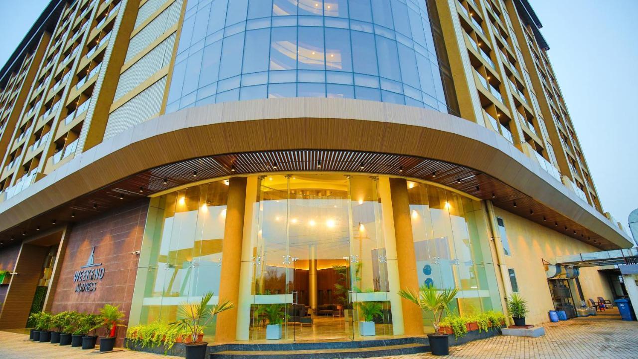 Hotel The Weekend Address Surat Exterior foto