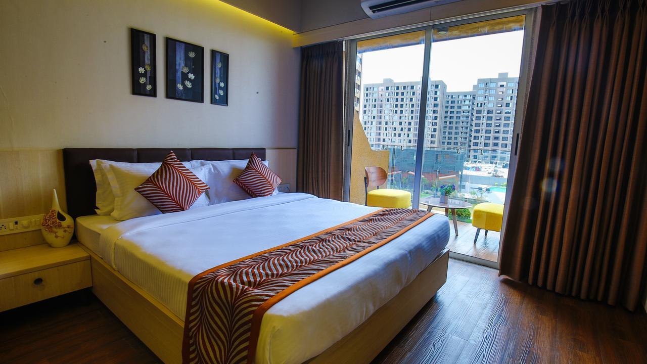 Hotel The Weekend Address Surat Exterior foto