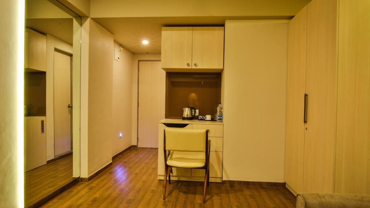 Hotel The Weekend Address Surat Exterior foto